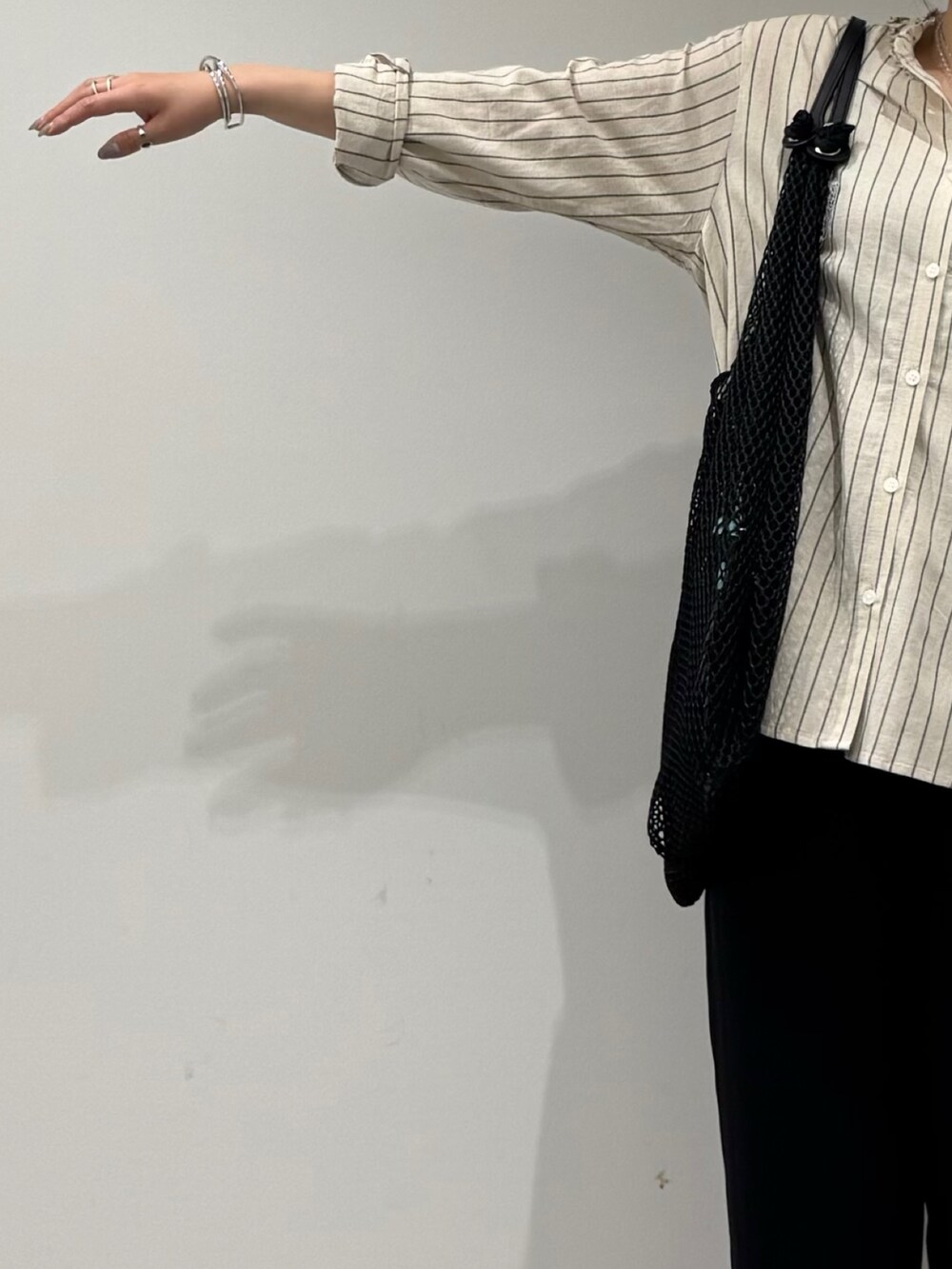 ブラック系のその他パンツ、ブラック系のサンダル、その他のシャツ/ブラウスを着用したレディースの春コーディネートの6枚目の写真