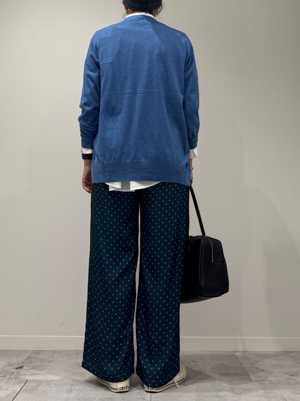 グレー系のその他パンツ、ホワイト系のシャツ/ブラウス、ブルー系のカーディガン/ボレロを着用したレディースの秋コーディネートの3枚目の写真