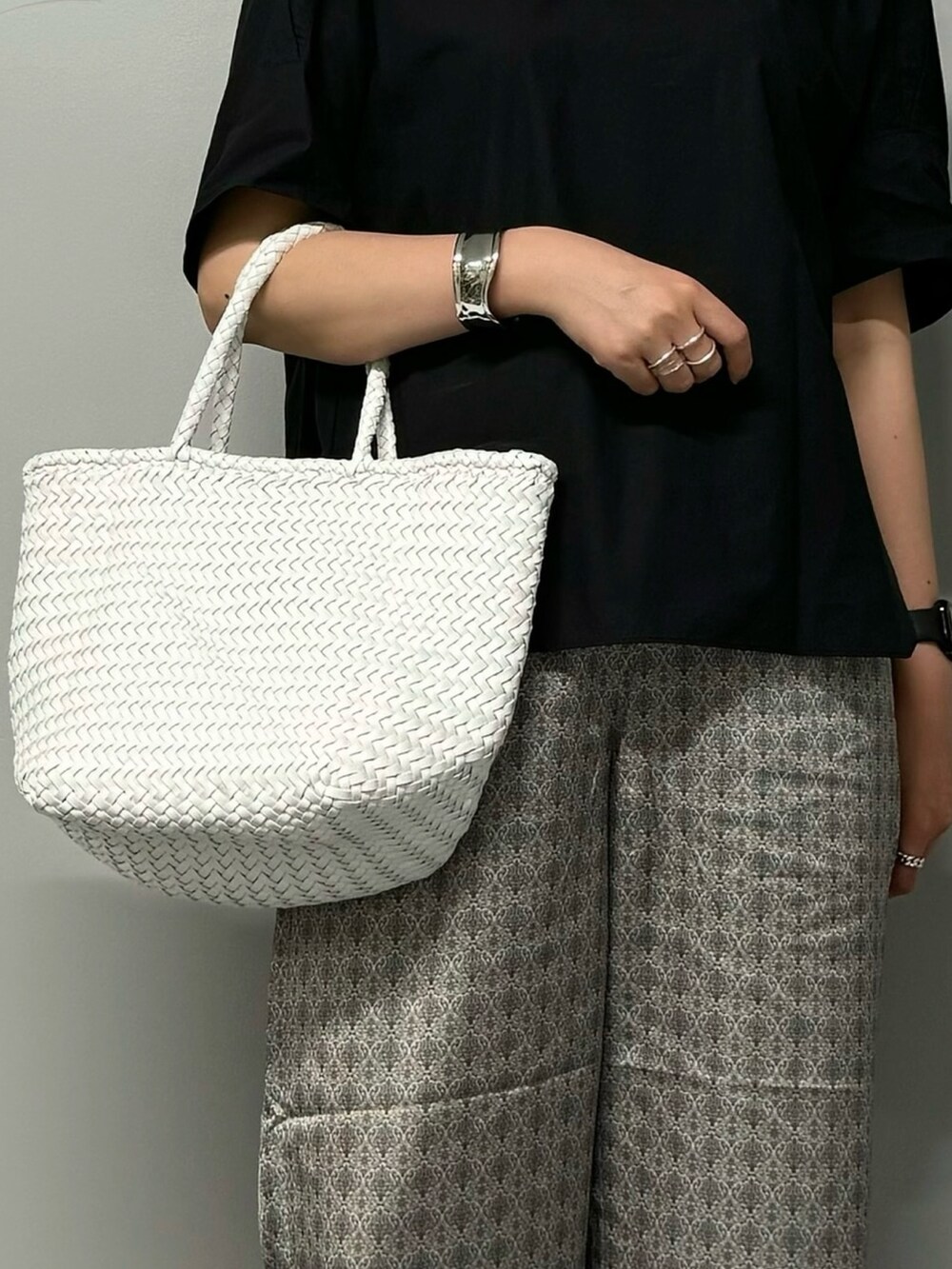 ブラック系のシャツ/ブラウス、ブルー系のその他パンツ、ブラック系のサンダルを着用したレディースの夏コーディネートの6枚目の写真