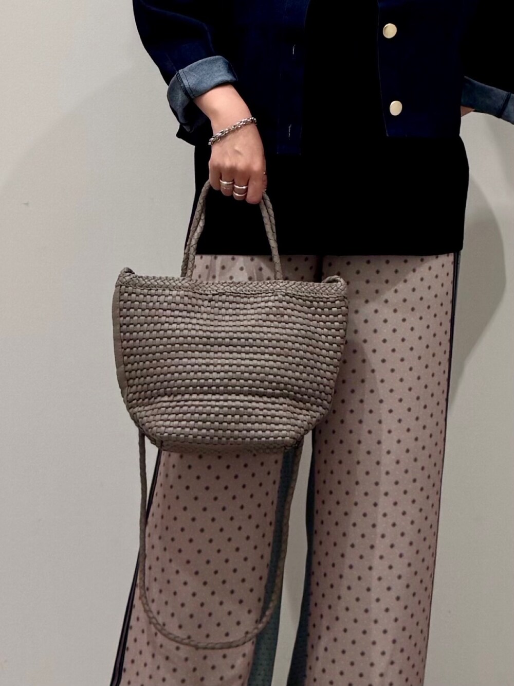 ブラック系のベスト、ベージュ系のトートバッグ、ベージュ系のその他パンツを着用したレディースの秋コーディネートの7枚目の写真