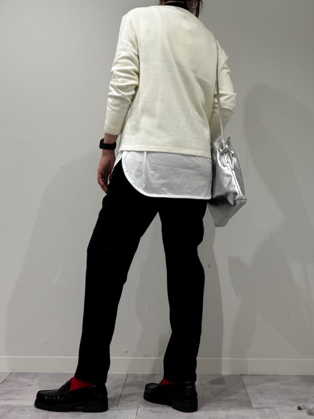 ブラック系のその他パンツ、ブラック系のローファー、シルバー系のショルダーバッグを着用したレディースの春コーディネートの4枚目の写真