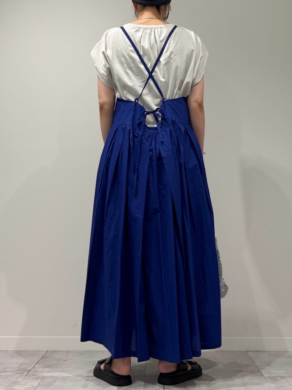 ブルー系のワンピース、シルバー系のかごバッグ、ブラック系のサンダルを着用したレディースの夏コーディネートの3枚目の写真