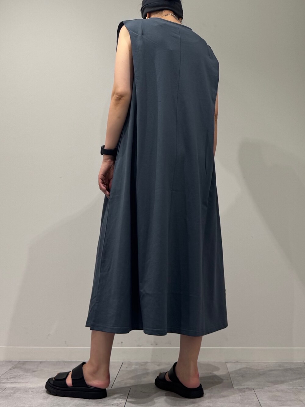 シルバー系のかごバッグ、ブラック系のサンダル、ブルー系のワンピースを着用したレディースの夏コーディネートの5枚目の写真