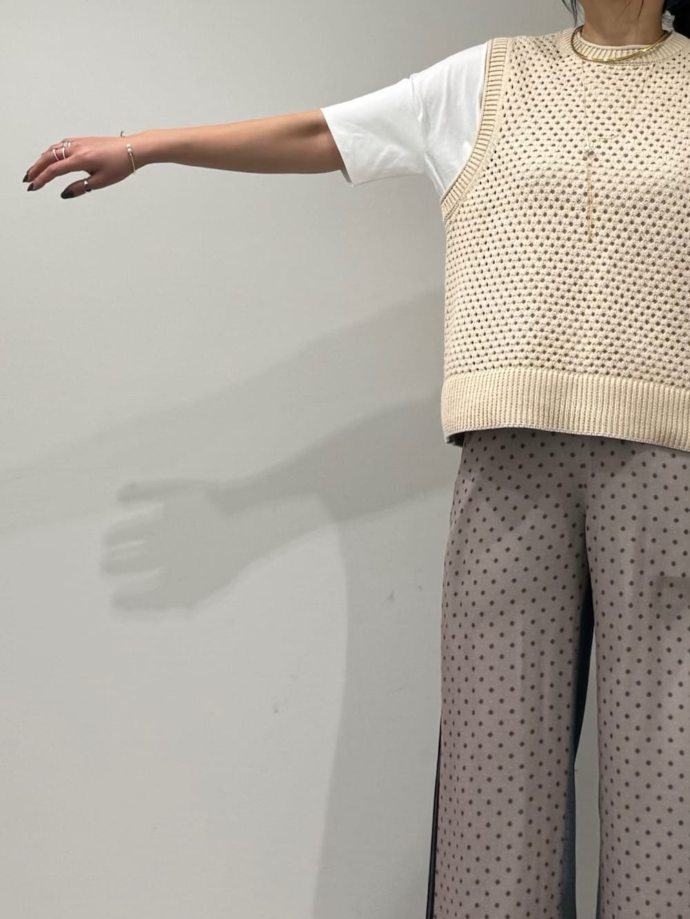 イエロー系のショルダーバッグ、ベージュ系のその他パンツ、ブラック系のローファーを着用したレディースの春コーディネートの6枚目の写真