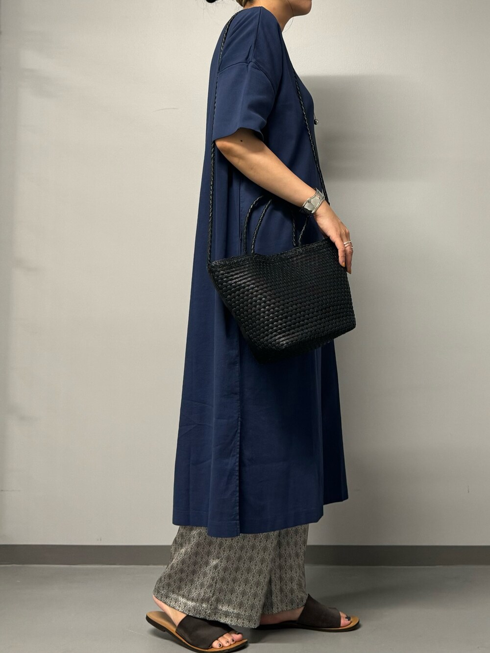 ブルー系のワンピース、ベージュ系のその他パンツ、ブラック系のトートバッグを着用したレディースの夏コーディネートの4枚目の写真