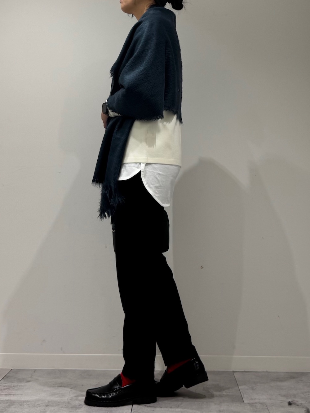 グリーン系のボストンバッグ、ブラック系のその他パンツ、ブラック系のローファーを着用したレディースの冬コーディネートの5枚目の写真