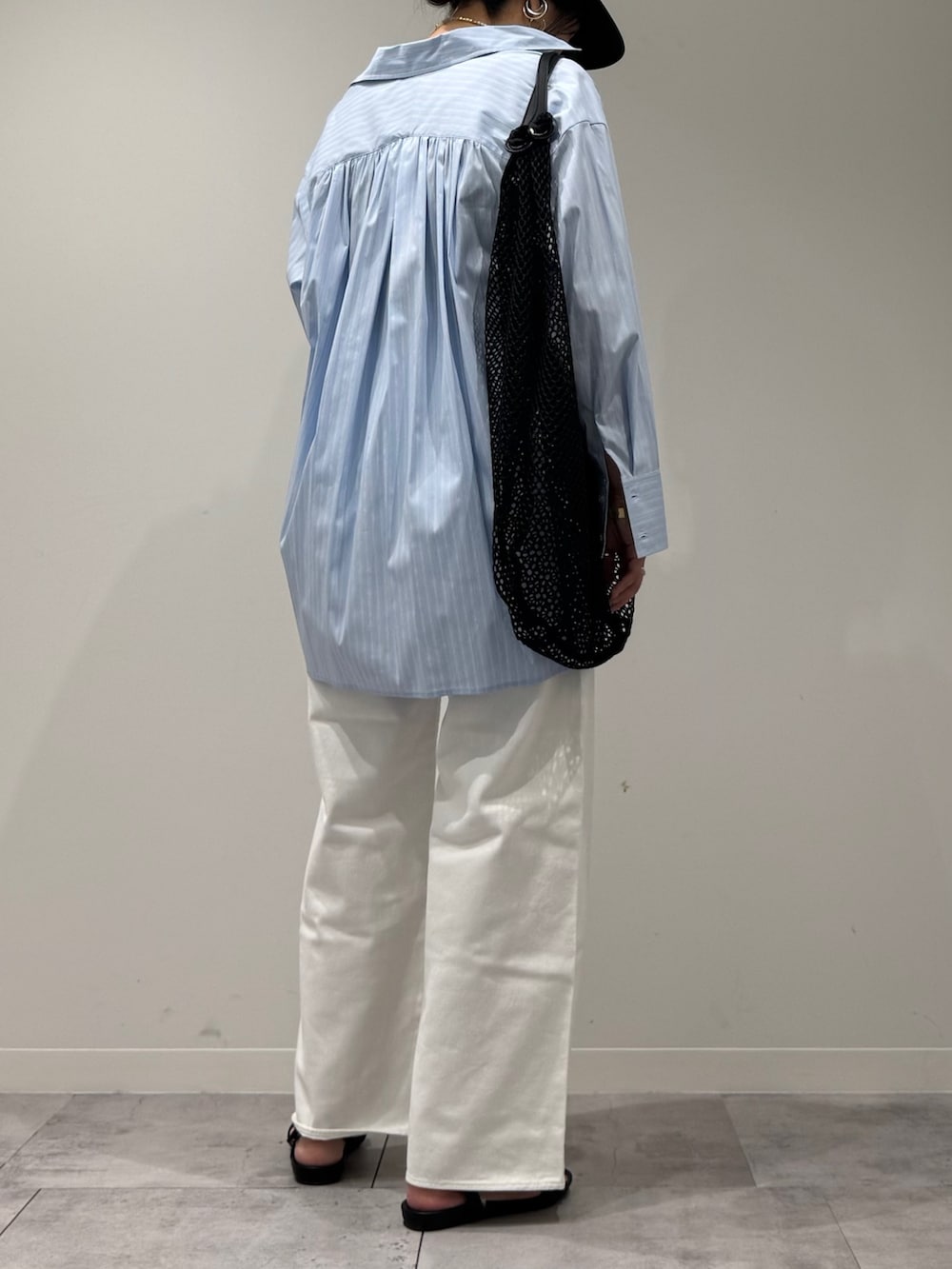ブルー系のシャツ/ブラウス、ホワイト系のデニムパンツ、ブラック系のサンダルを着用したレディースの夏コーディネートの2枚目の写真