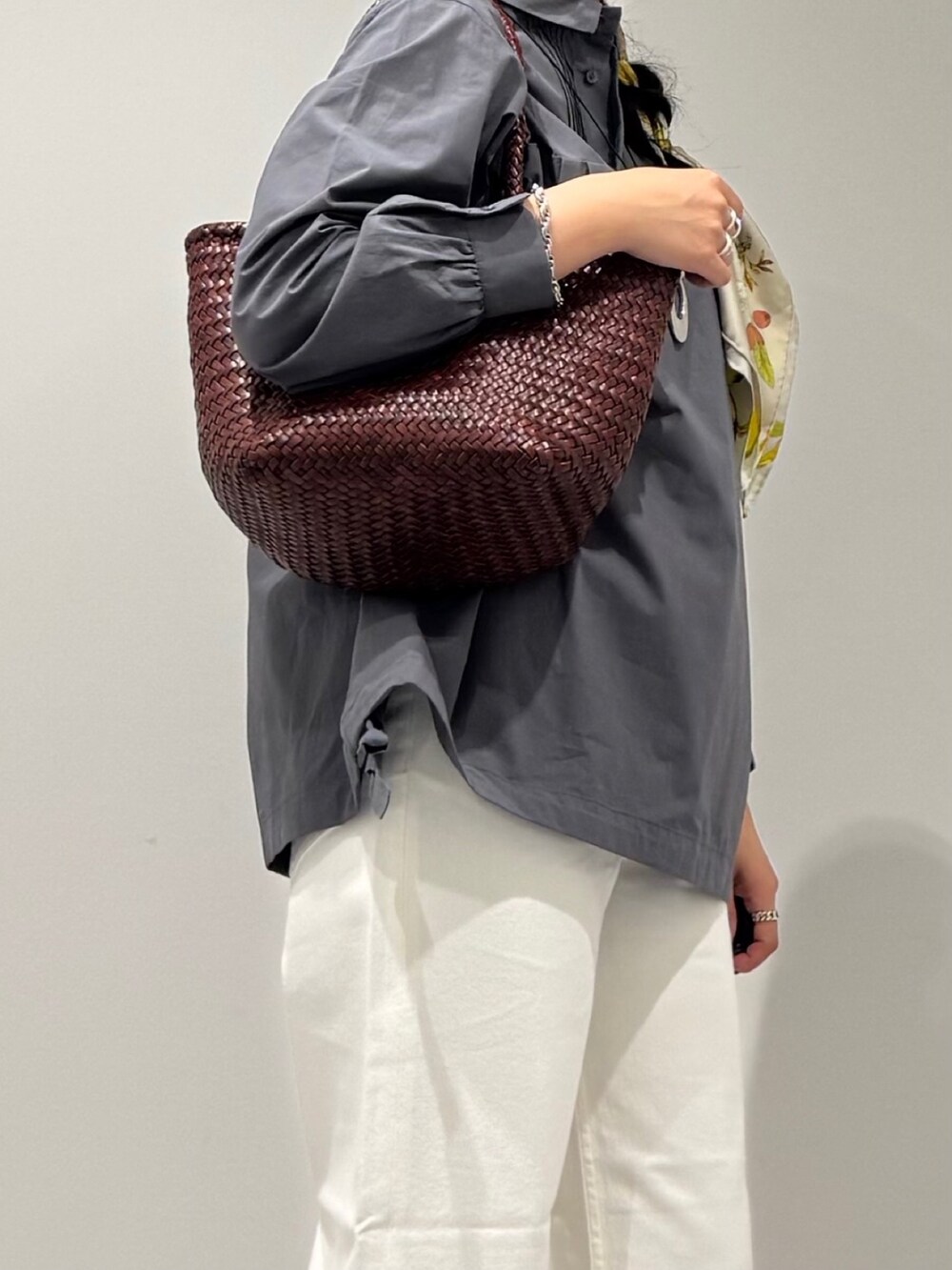 ブラウン系のトートバッグ、ホワイト系のデニムパンツ、ブラック系のローファーを着用したレディースの秋コーディネートの8枚目の写真