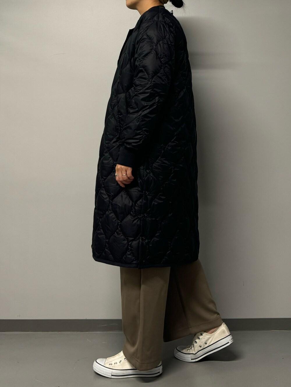 レッド系のショルダーバッグ、ブラウン系のサロペット/オーバーオール、ブラック系のシャツ/ブラウスを着用したレディースの秋コーディネートの3枚目の写真