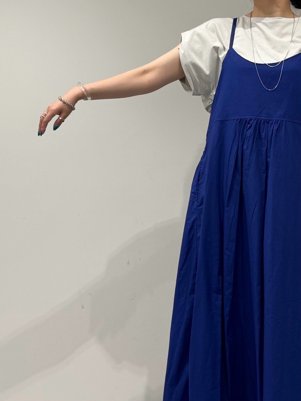 ブルー系のワンピース、シルバー系のかごバッグ、ブラック系のサンダルを着用したレディースの夏コーディネートの6枚目の写真