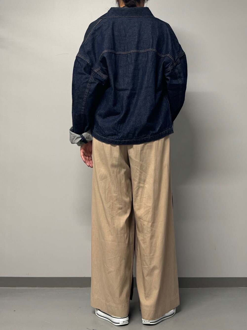 ブラック系のショルダーバッグ、グレー系のTシャツ/カットソー、ゴールド系のネックレスを着用したレディースの秋コーディネートの5枚目の写真