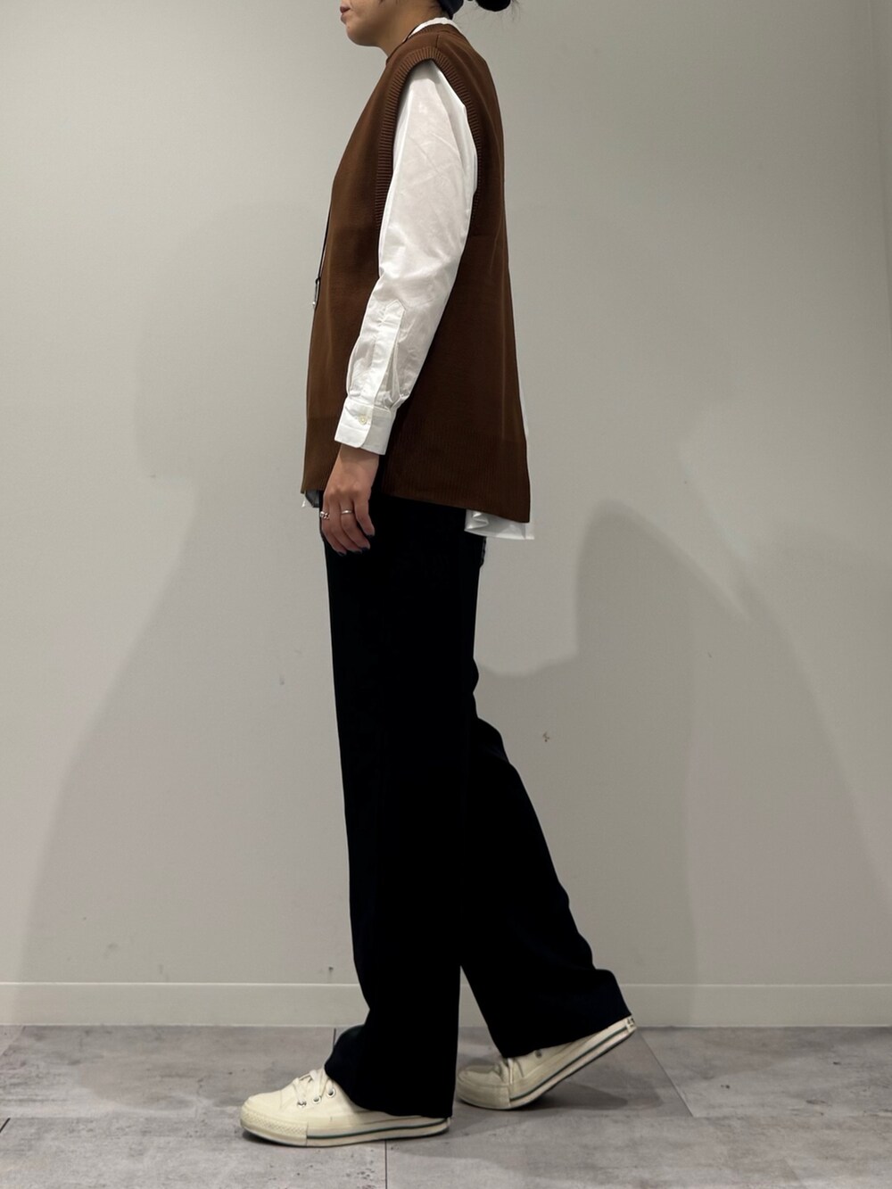 ブルー系のトートバッグ、ブラック系のその他パンツ、ホワイト系のシャツ/ブラウスを着用したレディースの秋コーディネートの5枚目の写真