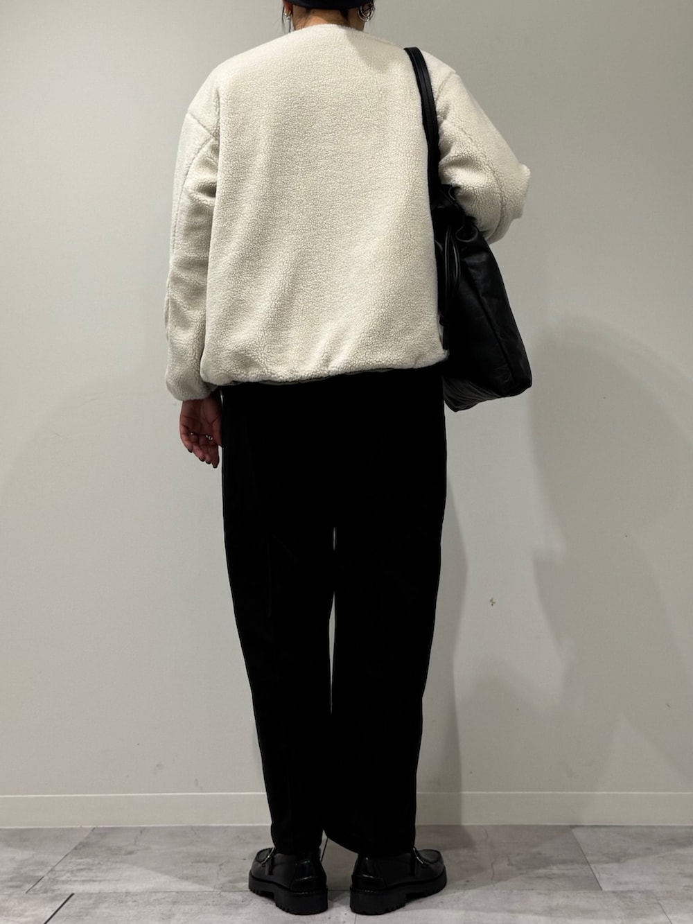 ブラック系のトートバッグ、ブラック系のサロペット/オーバーオール、ブラック系のローファーを着用したレディースの冬コーディネートの3枚目の写真