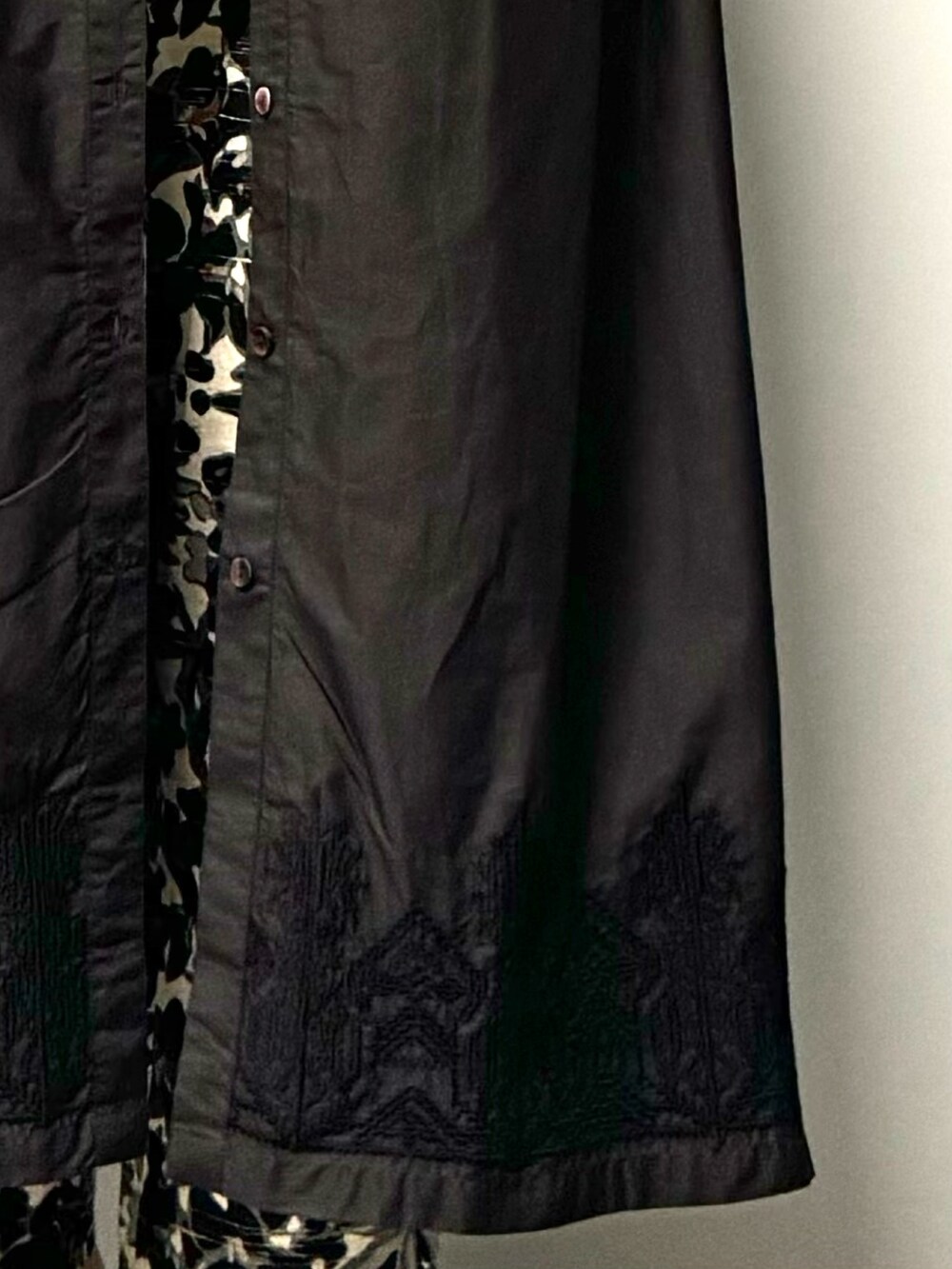 ブラック系のワンピース、ブラック系のサンダル、ホワイト系のTシャツ/カットソーを着用したレディースの夏コーディネートの6枚目の写真