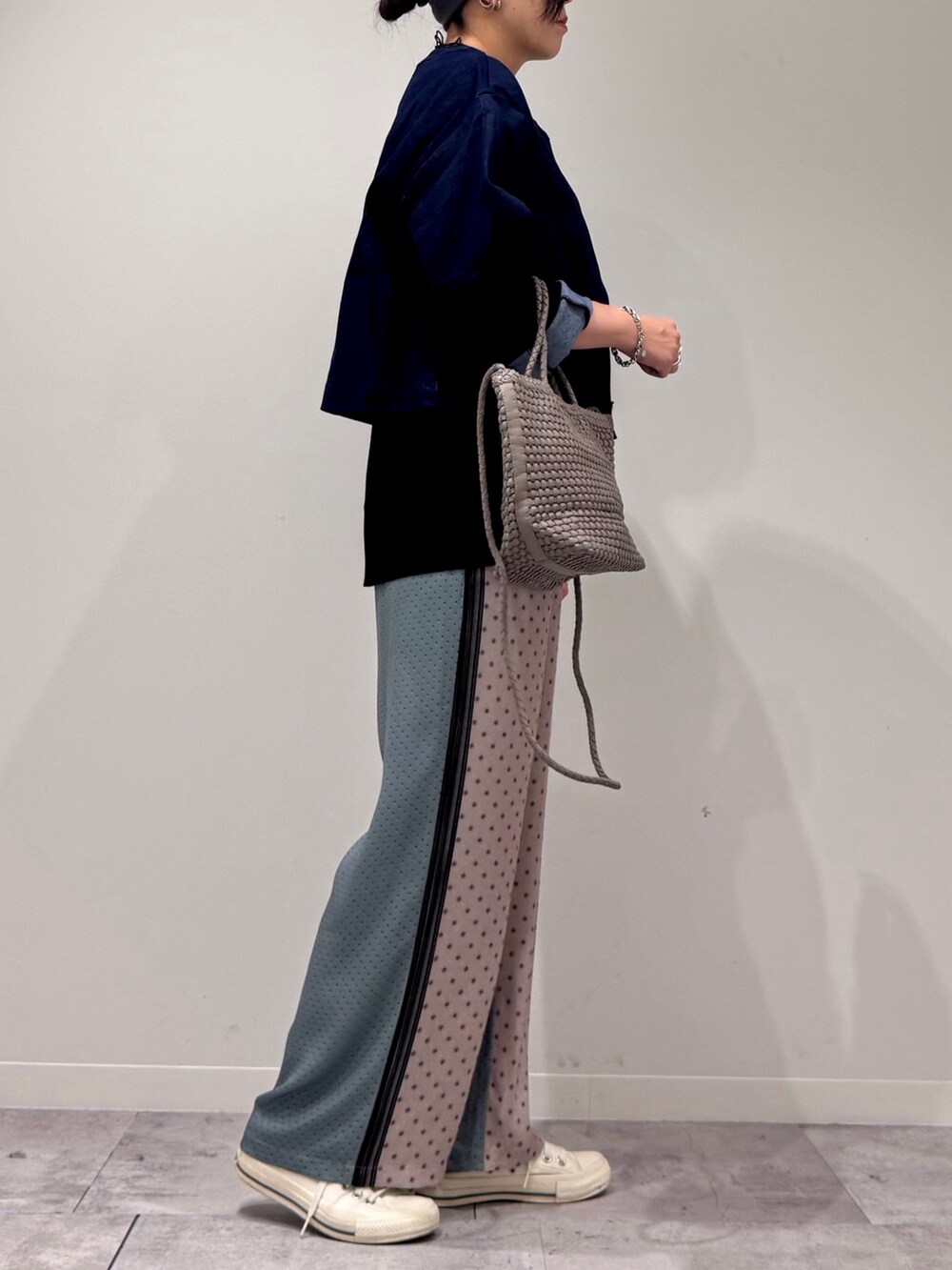 ブラック系のベスト、ベージュ系のトートバッグ、ベージュ系のその他パンツを着用したレディースの秋コーディネートの2枚目の写真