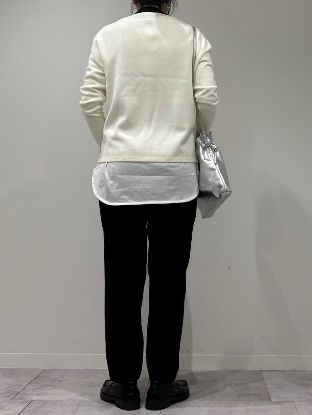 ブラック系のその他パンツ、ブラック系のローファー、シルバー系のショルダーバッグを着用したレディースの春コーディネートの3枚目の写真