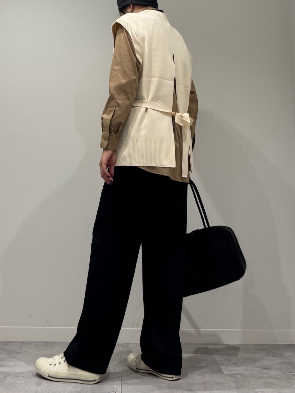 ブラック系のその他パンツ、ホワイト系のベスト、ベージュ系のシャツ/ブラウスを着用したレディースの秋コーディネートの3枚目の写真