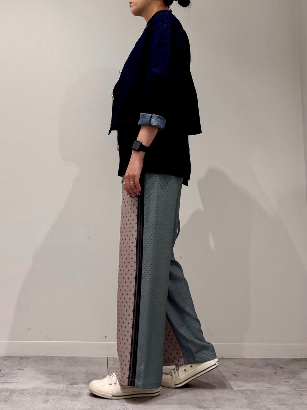 ブラック系のベスト、ベージュ系のトートバッグ、ベージュ系のその他パンツを着用したレディースの秋コーディネートの5枚目の写真