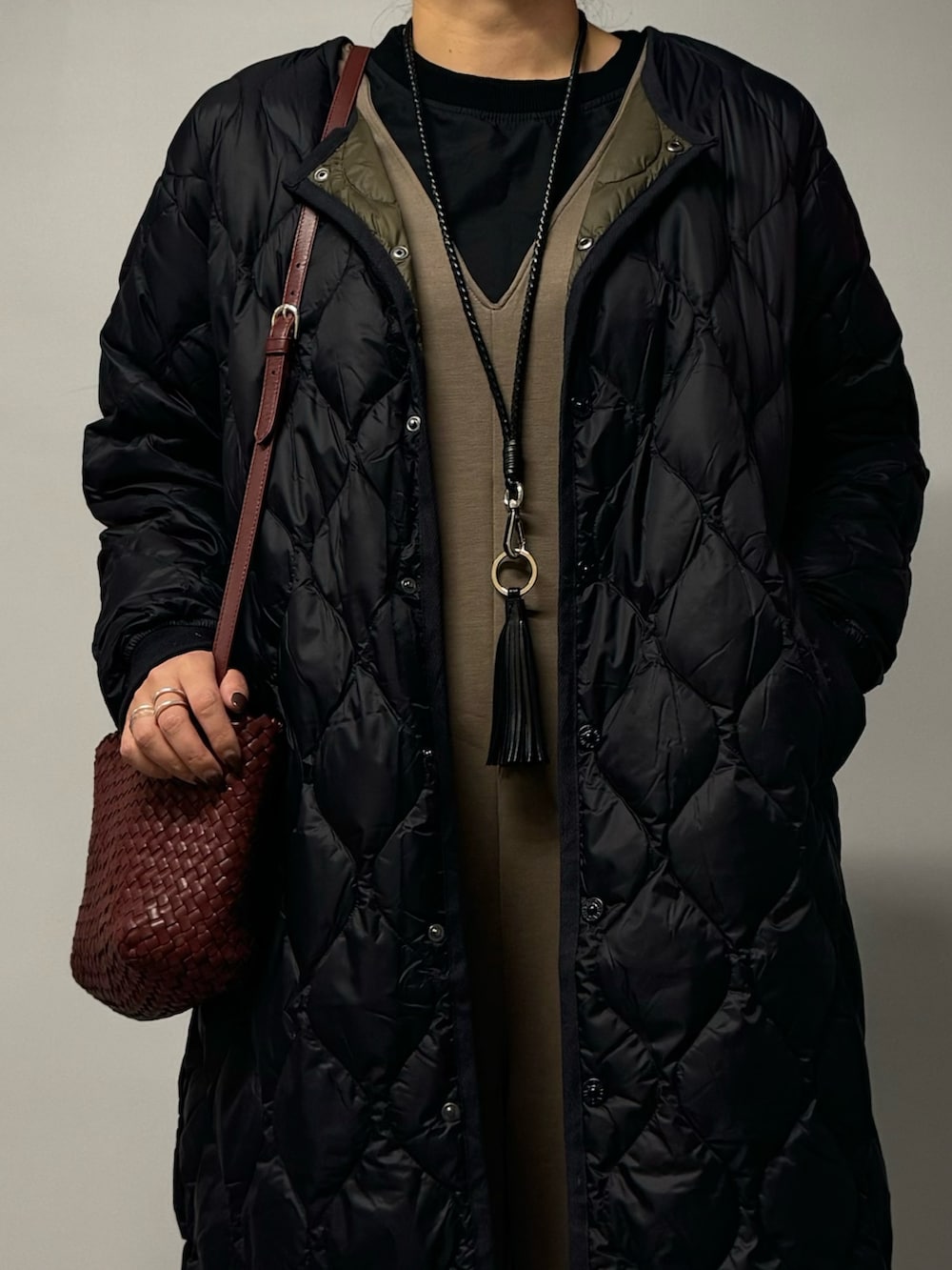 レッド系のショルダーバッグ、ブラウン系のサロペット/オーバーオール、ブラック系のシャツ/ブラウスを着用したレディースの秋コーディネートの7枚目の写真