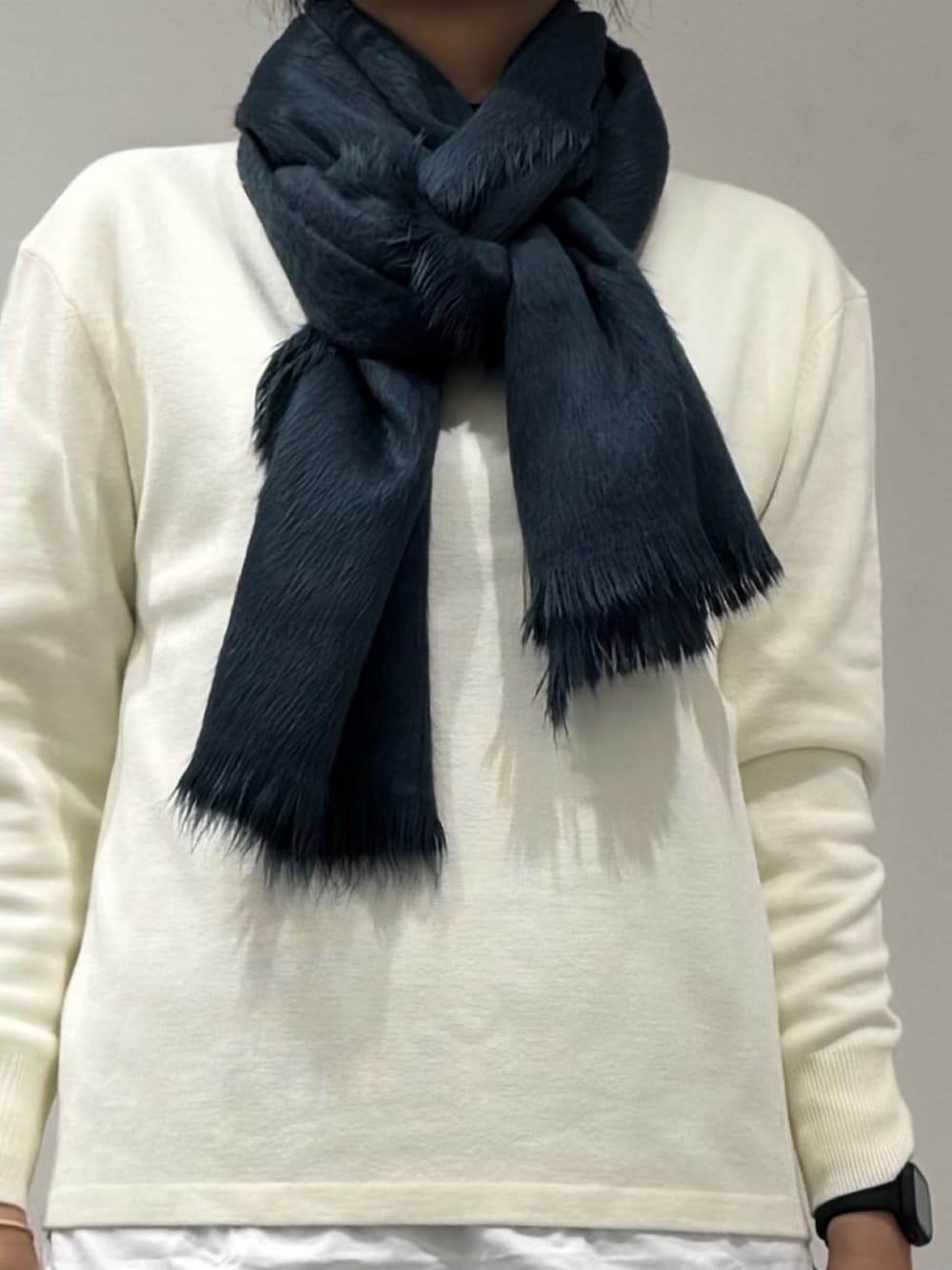 グリーン系のボストンバッグ、ブラック系のその他パンツ、ブラック系のローファーを着用したレディースの冬コーディネートの9枚目の写真