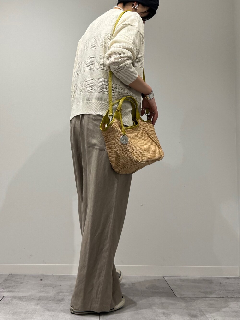 ベージュ系のサロペット/オーバーオール、ホワイト系のカーディガン/ボレロ、ベージュ系のかごバッグを着用したレディースの春コーディネートの3枚目の写真