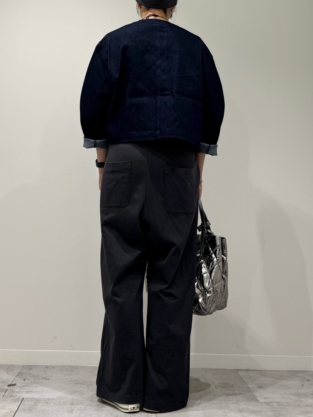 シルバー系のトートバッグ、グレー系のサロペット/オーバーオール、グレー系のTシャツ/カットソーを着用したレディースの秋コーディネートの3枚目の写真