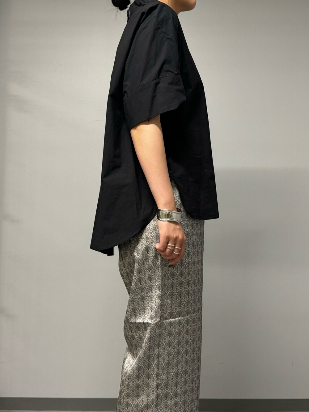 ブラック系のシャツ/ブラウス、ブルー系のその他パンツ、ブラック系のサンダルを着用したレディースの夏コーディネートの3枚目の写真