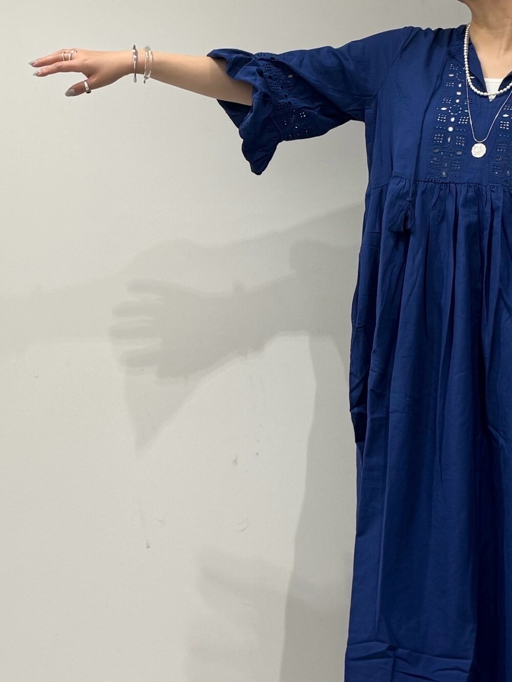 シルバー系のかごバッグ、ブラック系のサンダル、ベージュ系のその他パンツを着用したレディースの春コーディネートの8枚目の写真