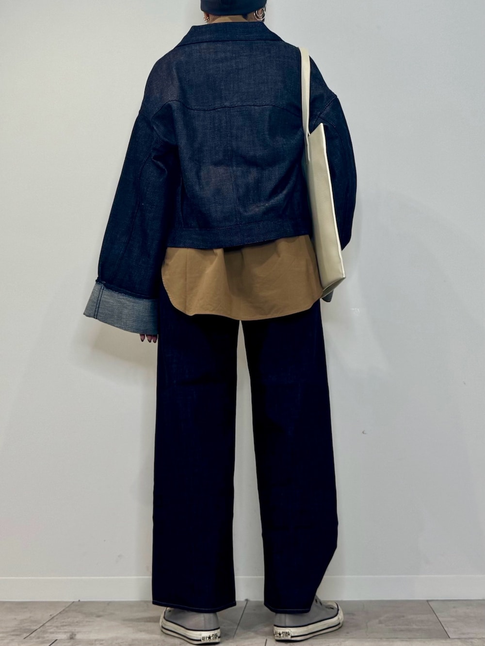 ブラウン系のシャツ/ブラウス、ブルー系のデニムジャケット、ブルー系のデニムパンツを着用したレディースの春コーディネートの4枚目の写真