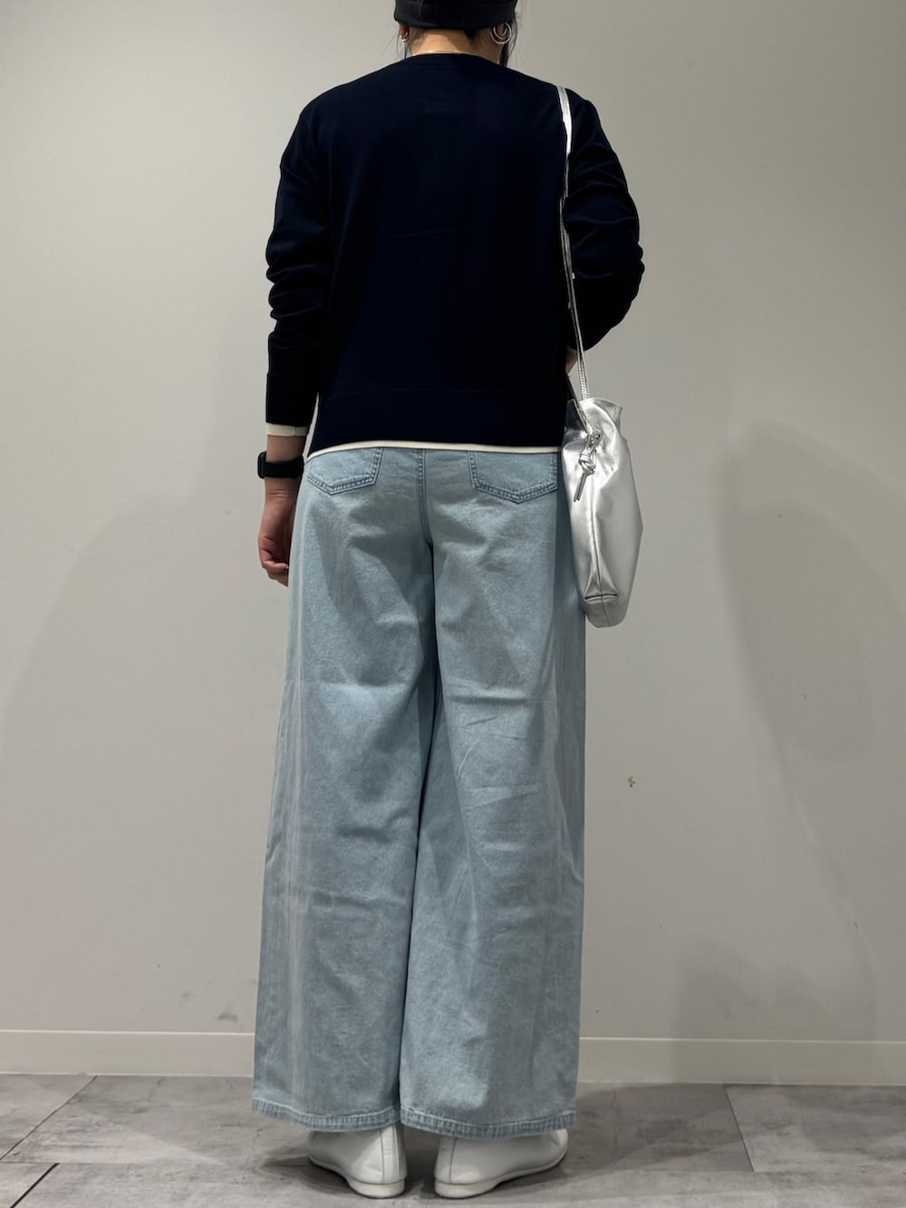 シルバー系のショルダーバッグ、ブルー系のデニムパンツ、ブルー系のカーディガン/ボレロを着用したレディースの春コーディネートの3枚目の写真