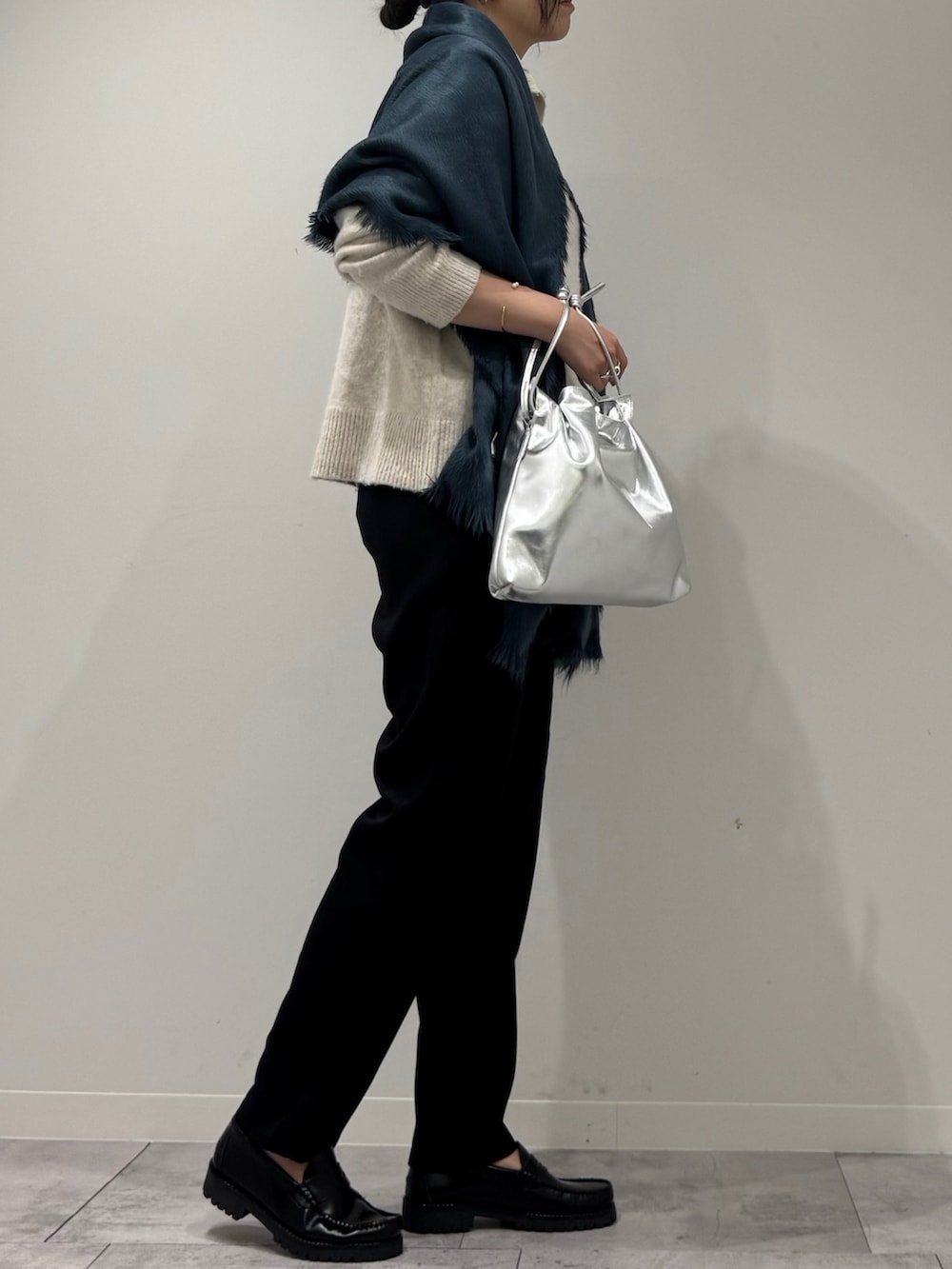 シルバー系のショルダーバッグ、ブラック系のその他パンツ、ブラック系のローファーを着用したレディースの冬コーディネートの2枚目の写真