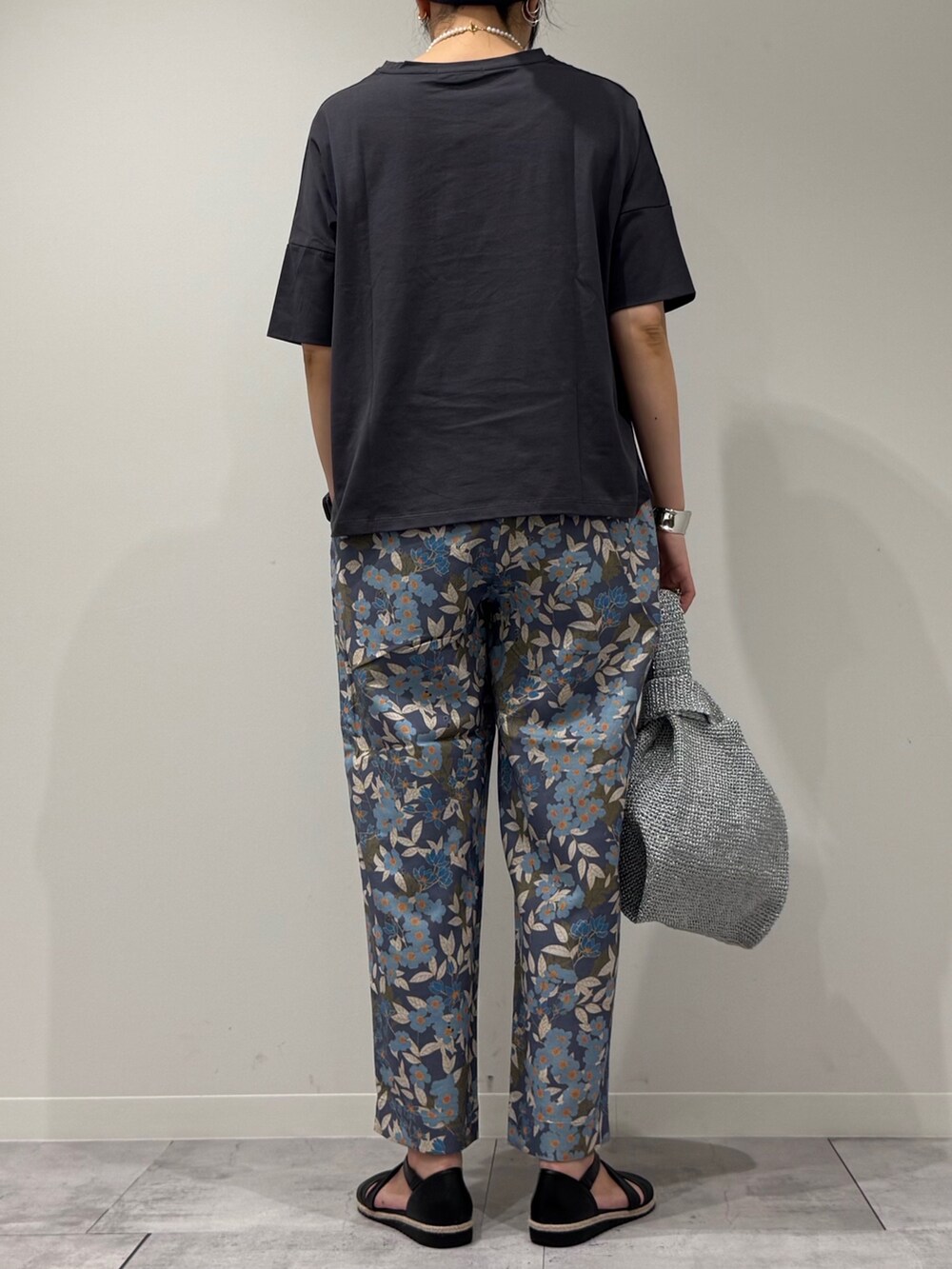 シルバー系のかごバッグ、ブルー系のその他パンツ、グレー系のTシャツ/カットソーを着用したレディースの春コーディネートの4枚目の写真