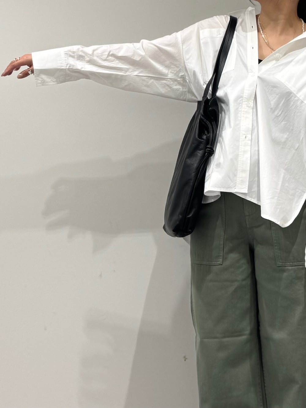 ブラック系のトートバッグ、グリーン系のその他パンツ、ブラック系のサンダルを着用したレディースの夏コーディネートの7枚目の写真