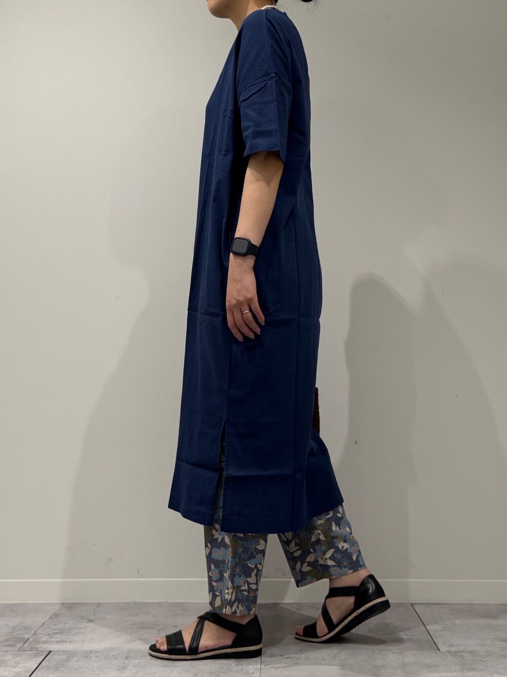 ブラウン系のトートバッグ、ブルー系のその他パンツ、ブラック系のサンダルを着用したレディースの春コーディネートの6枚目の写真