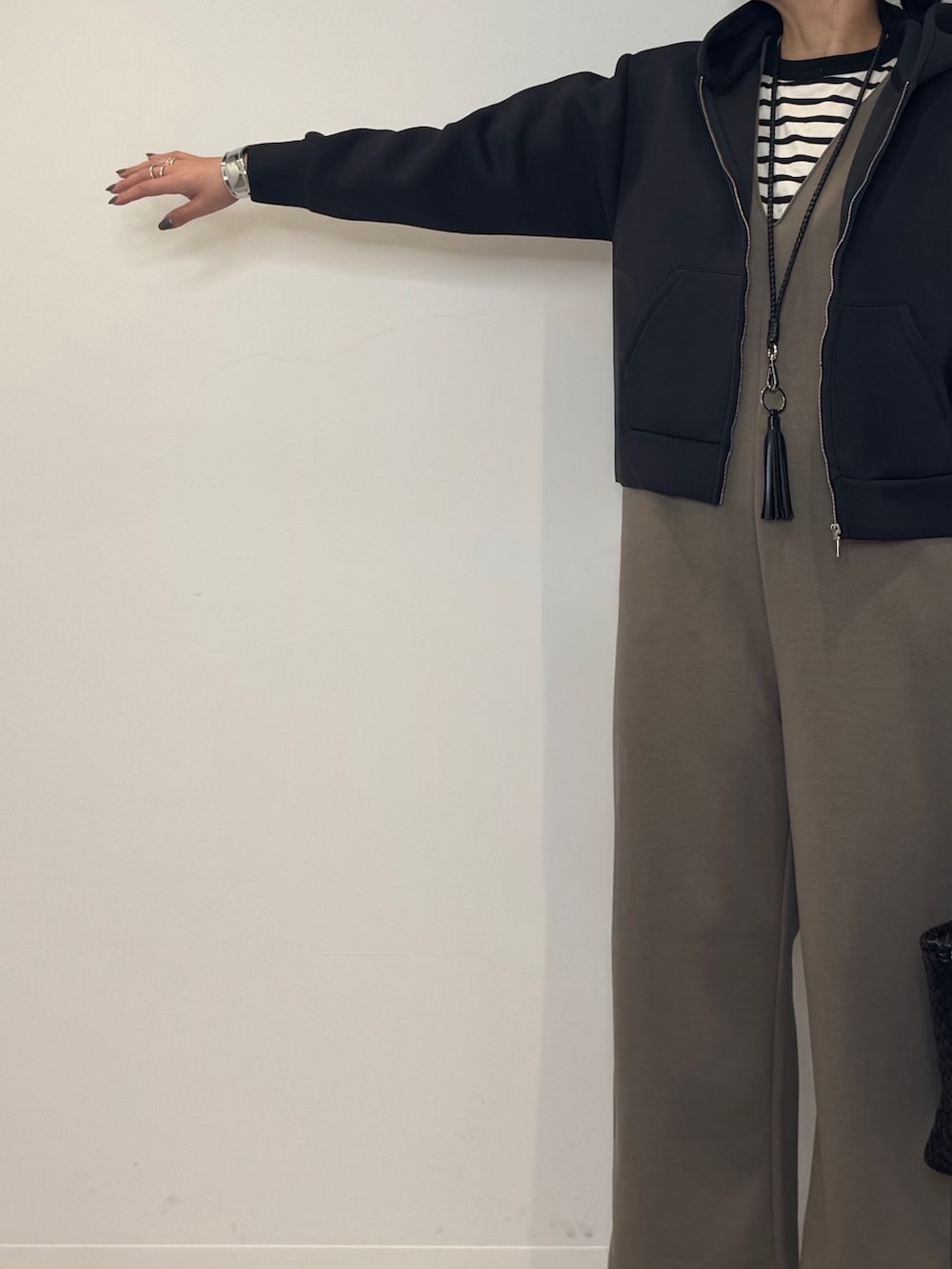 ブラウン系のサロペット/オーバーオール、ブラック系のトートバッグ、ブラック系のTシャツ/カットソーを着用したレディースの冬コーディネートの7枚目の写真