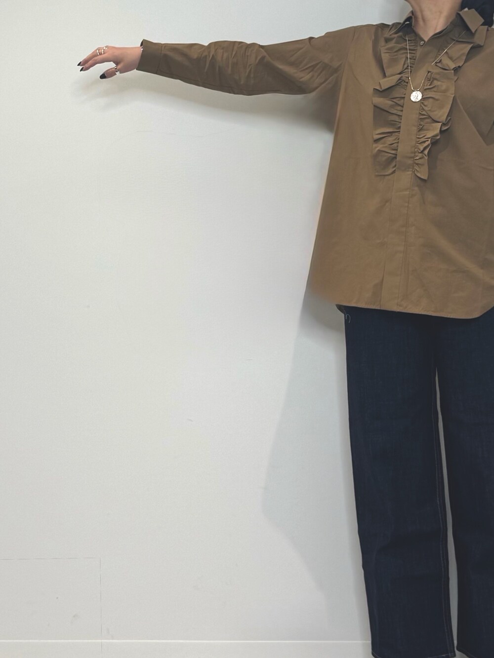 ホワイト系のトートバッグ、ブルー系のデニムパンツ、ブラウン系のシャツ/ブラウスを着用したレディースの春コーディネートの7枚目の写真