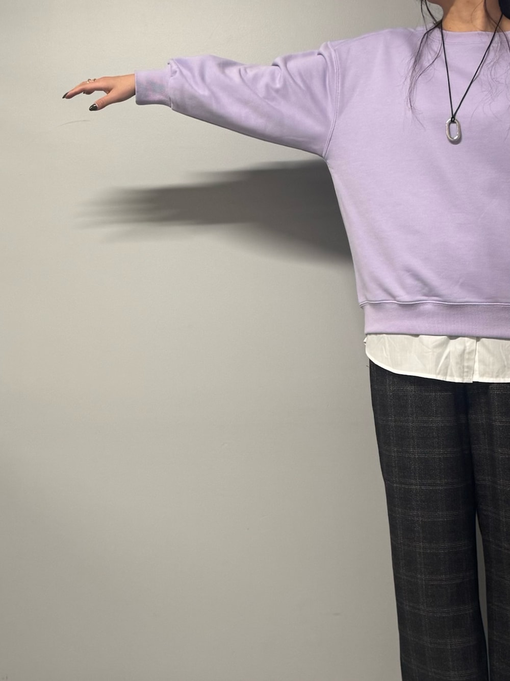 パープル系のスウェット、ブラック系のボストンバッグ、ブラウン系のその他パンツを着用したレディースの冬コーディネートの6枚目の写真