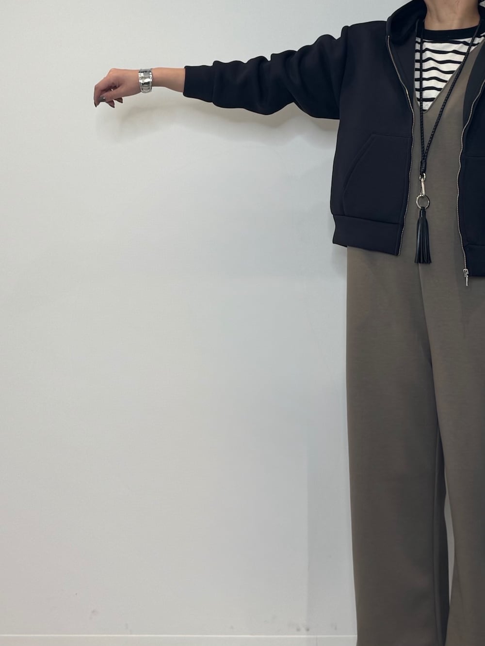 ブラウン系のサロペット/オーバーオール、ブラック系のトートバッグ、ブラック系のTシャツ/カットソーを着用したレディースの冬コーディネートの6枚目の写真