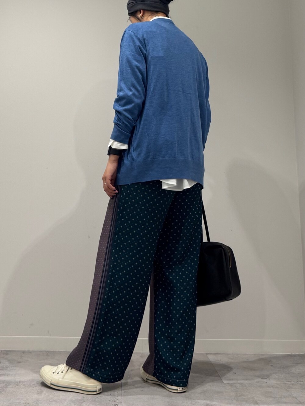 グレー系のその他パンツ、ホワイト系のシャツ/ブラウス、ブルー系のカーディガン/ボレロを着用したレディースの秋コーディネートの4枚目の写真