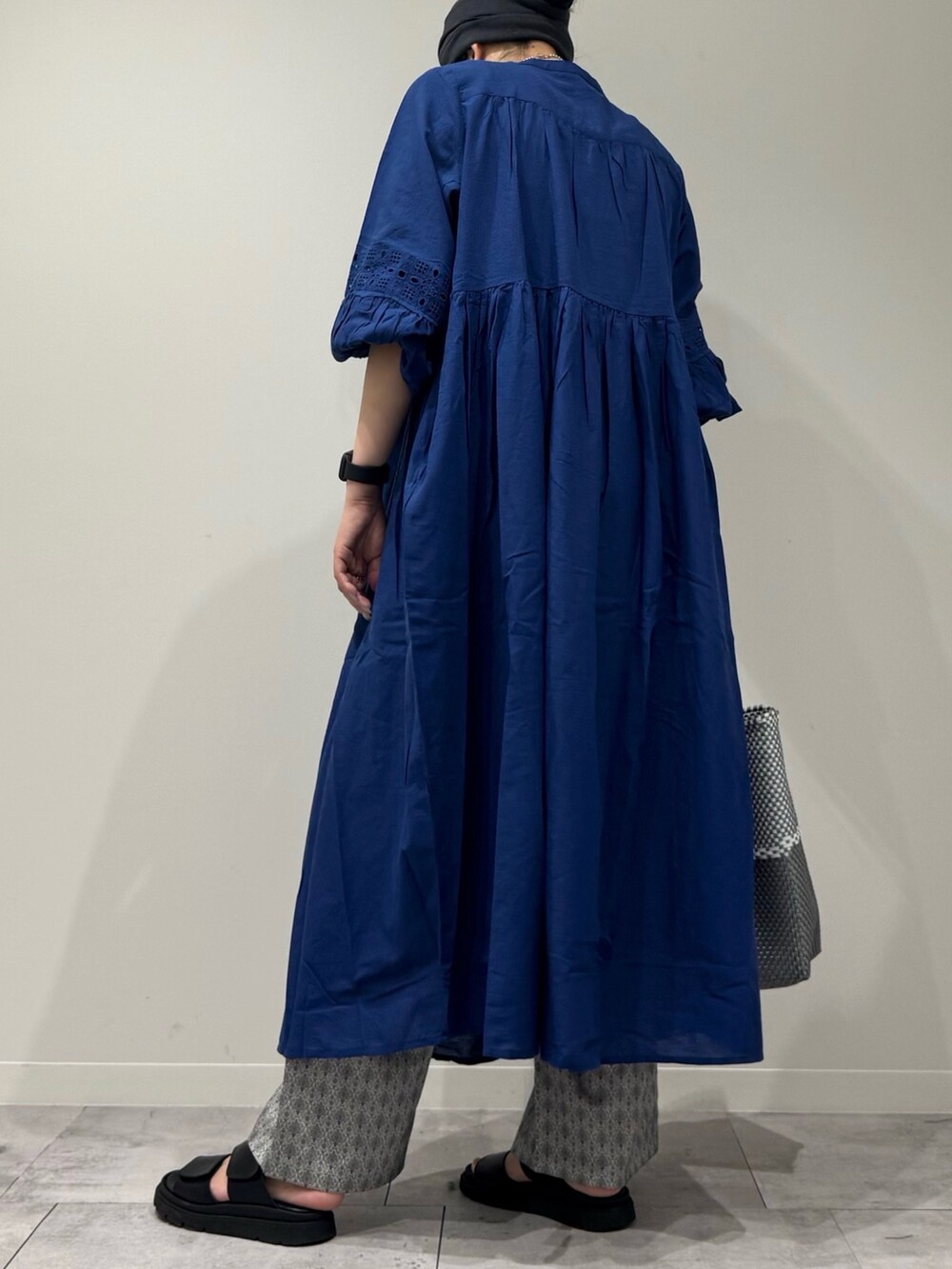 シルバー系のかごバッグ、ブラック系のサンダル、ベージュ系のその他パンツを着用したレディースの春コーディネートの5枚目の写真