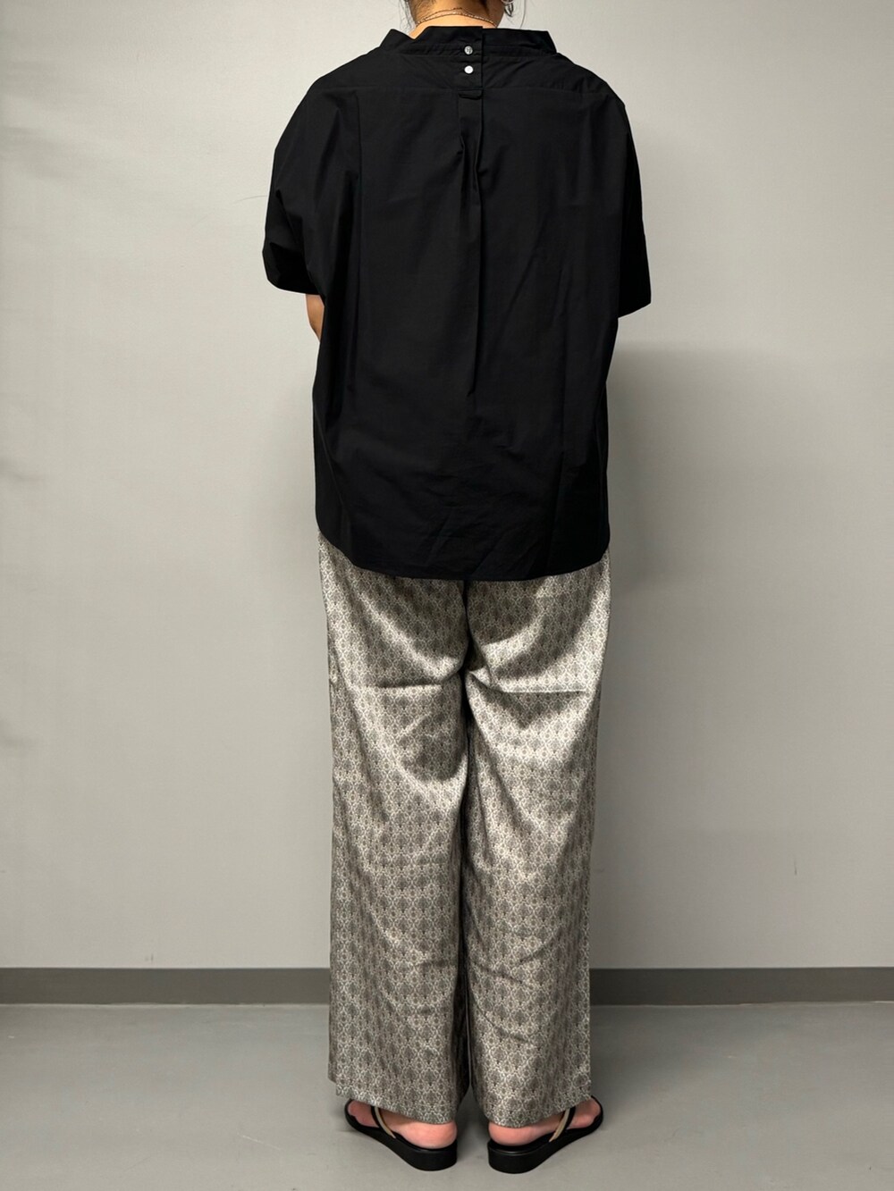 ブラック系のシャツ/ブラウス、ブルー系のその他パンツ、ブラック系のサンダルを着用したレディースの夏コーディネートの2枚目の写真