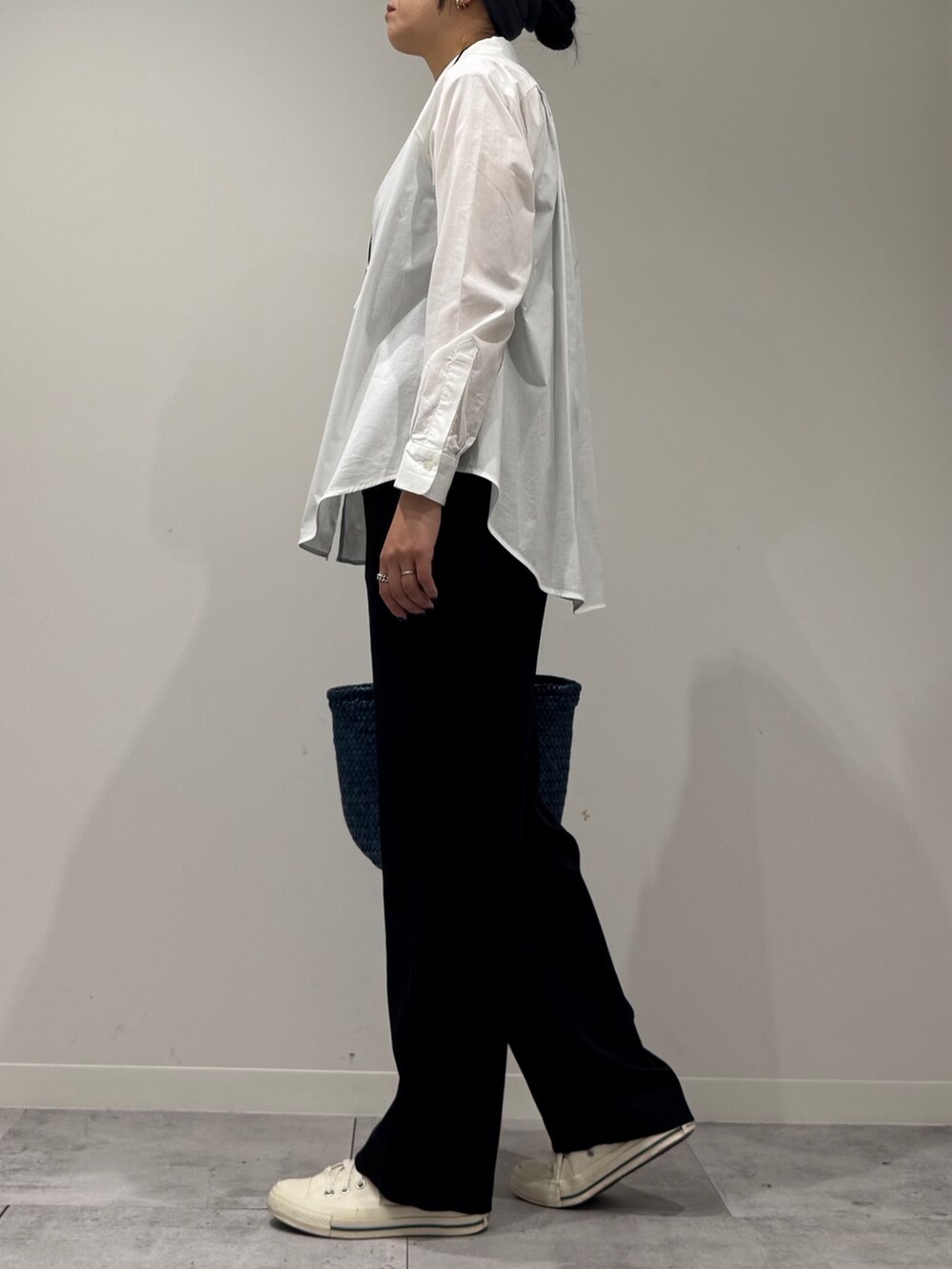 ブルー系のトートバッグ、ブラック系のその他パンツ、ホワイト系のシャツ/ブラウスを着用したレディースの秋コーディネートの5枚目の写真