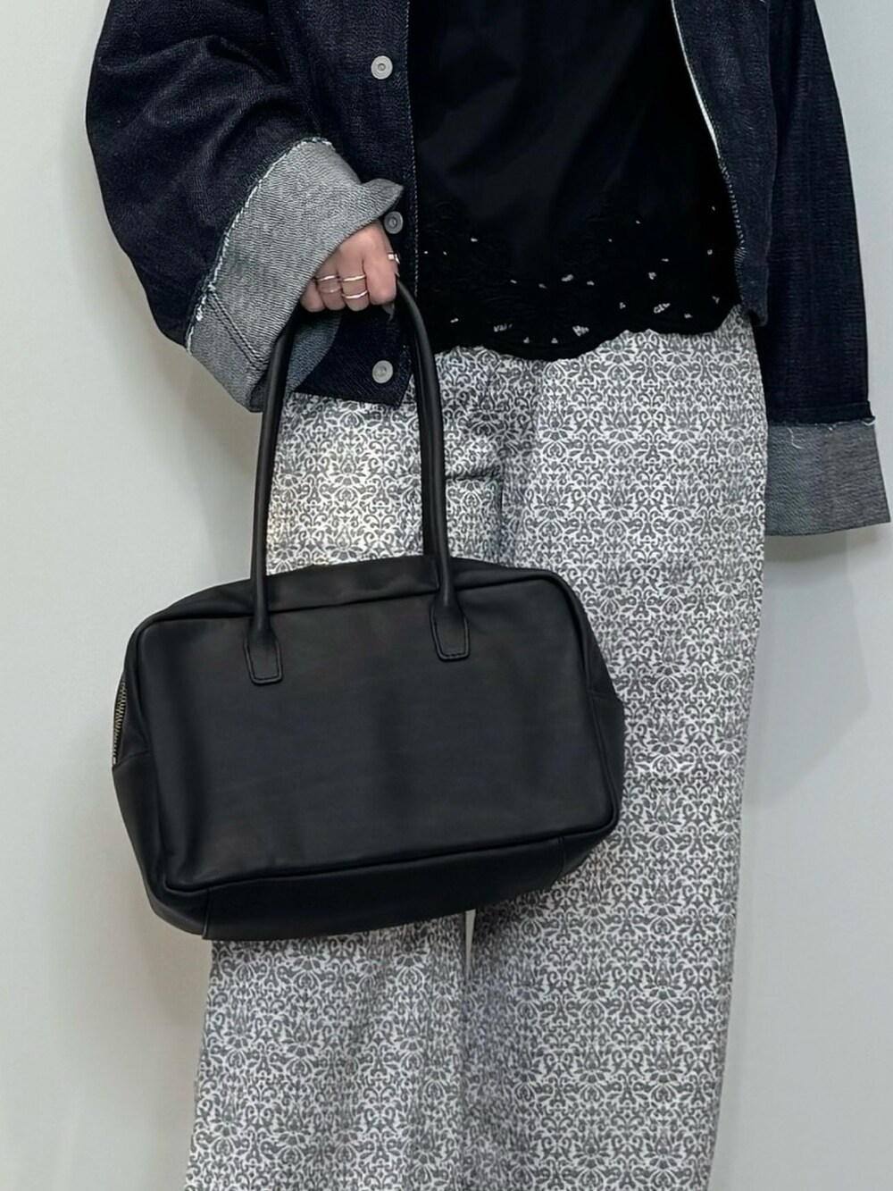 ブルー系のデニムジャケット、ブラック系のシャツ/ブラウス、ブラック系のその他パンツを着用したレディースの春コーディネートの9枚目の写真