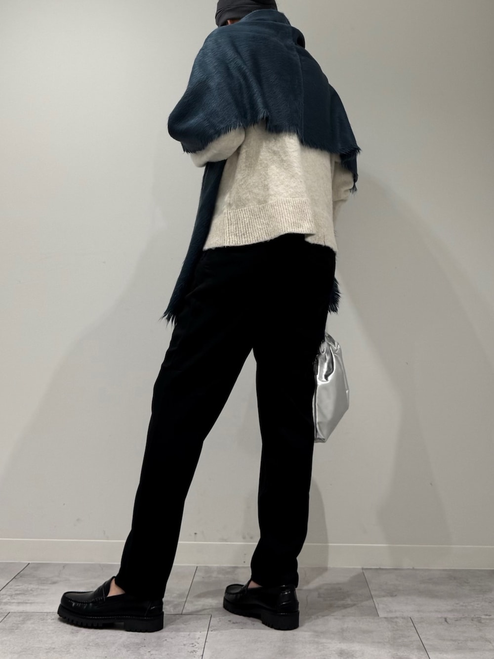 シルバー系のショルダーバッグ、ブラック系のその他パンツ、ブラック系のローファーを着用したレディースの冬コーディネートの4枚目の写真