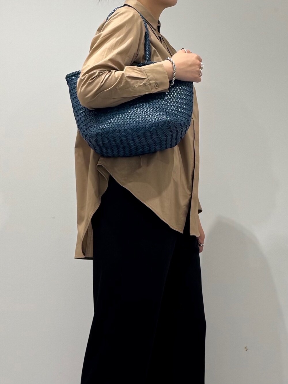 ブルー系のトートバッグ、ベージュ系のシャツ/ブラウス、ブラック系のその他パンツを着用したレディースの秋コーディネートの10枚目の写真