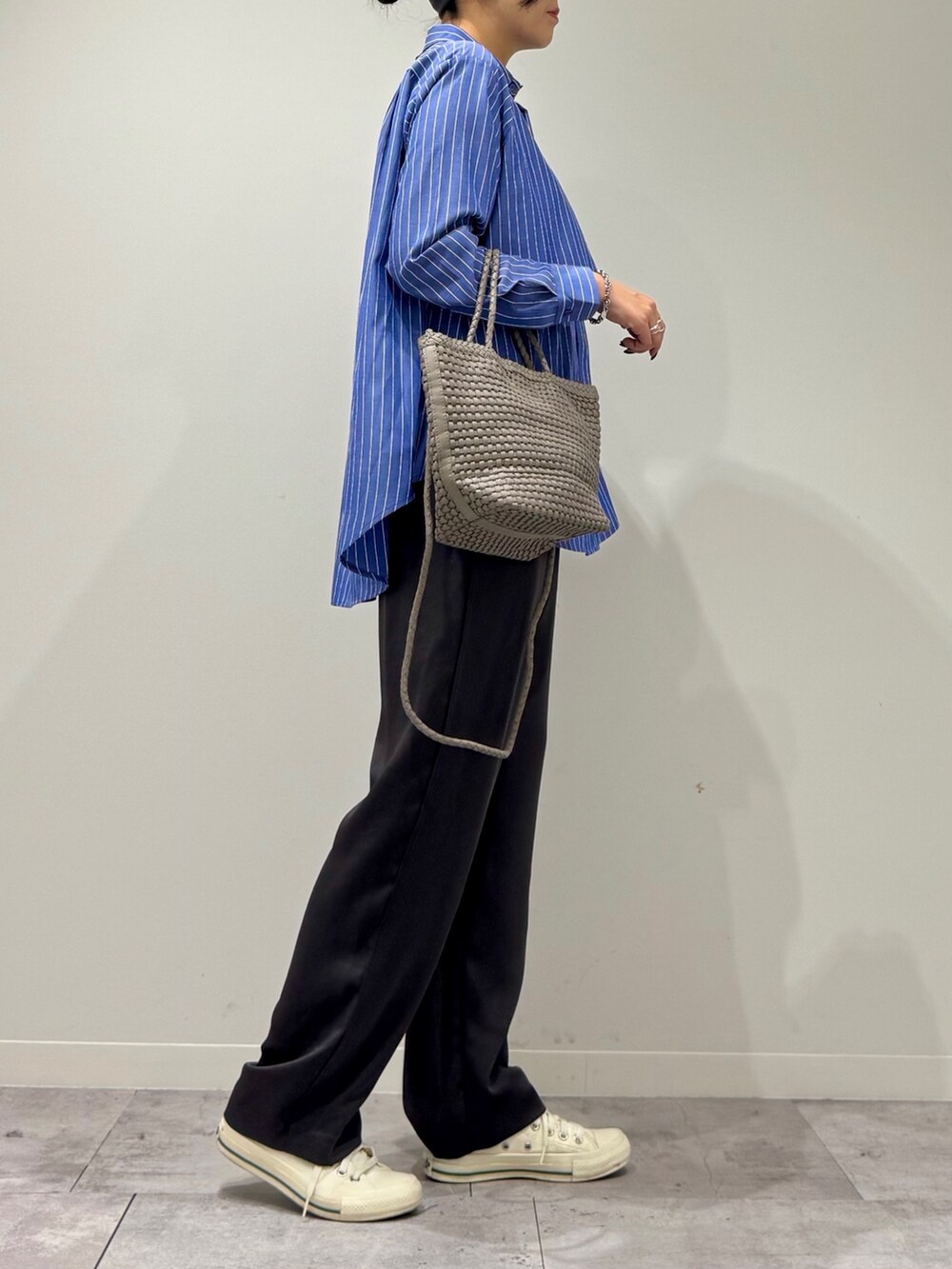 ベージュ系のトートバッグ、グレー系のその他パンツ、その他のシャツ/ブラウスを着用したレディースの秋コーディネートの2枚目の写真