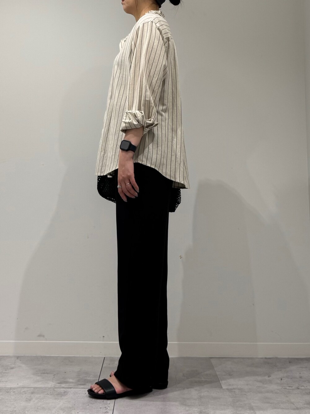 ブラック系のその他パンツ、ブラック系のサンダル、その他のシャツ/ブラウスを着用したレディースの春コーディネートの5枚目の写真