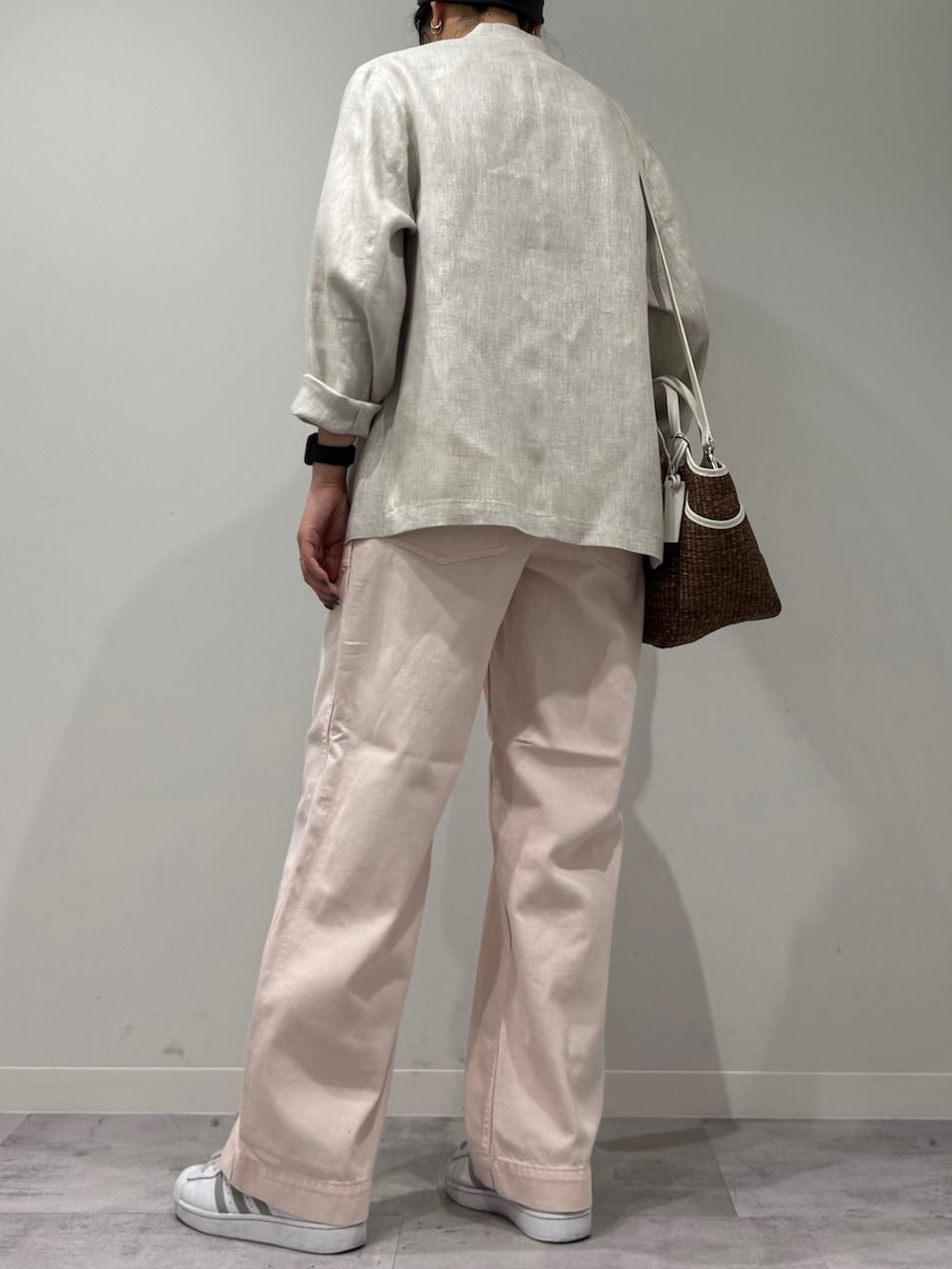 ピンク系のその他パンツ、ブラウン系のかごバッグ、ベージュ系のノーカラージャケットを着用したレディースの春コーディネートの4枚目の写真