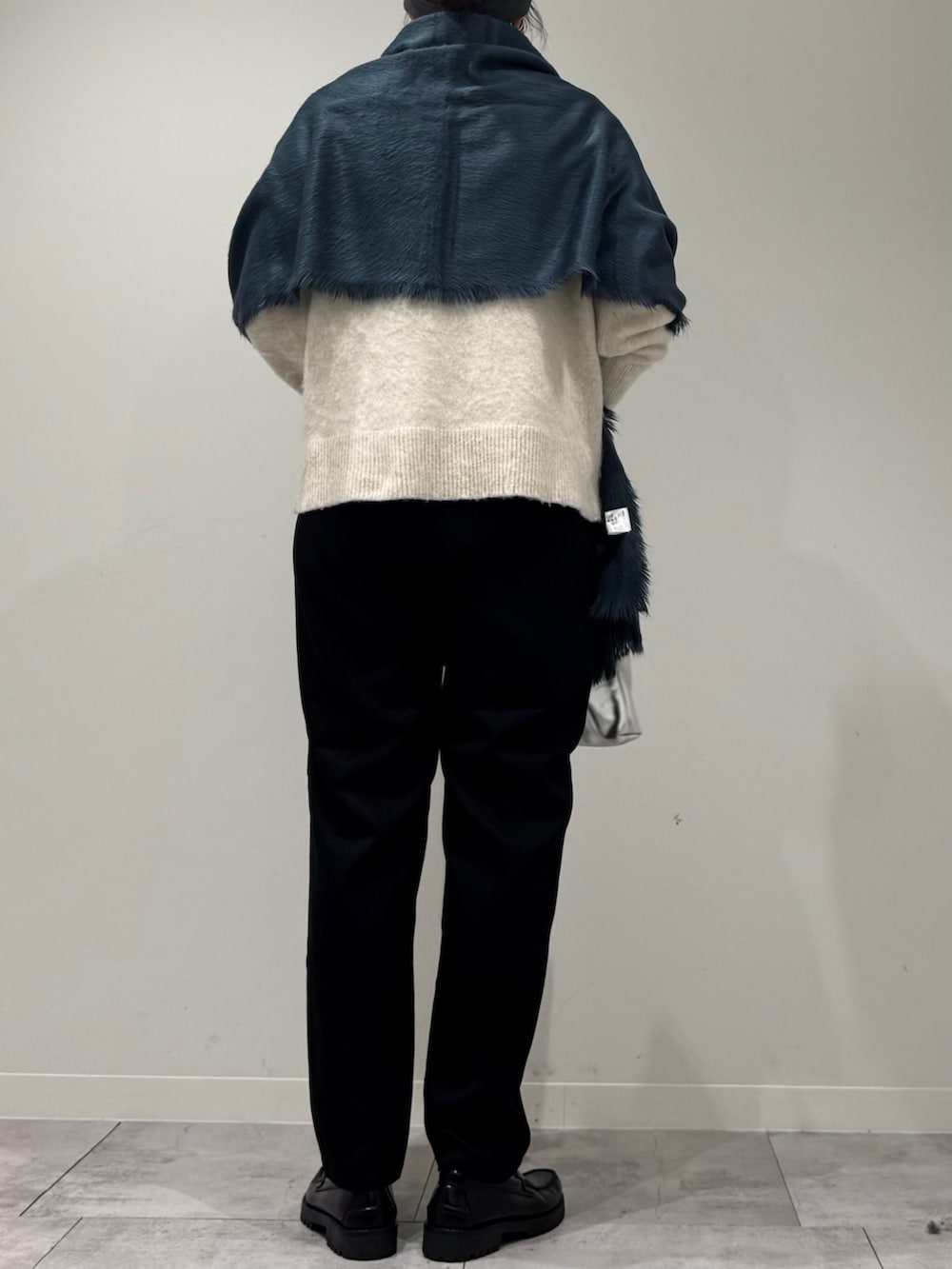 シルバー系のショルダーバッグ、ブラック系のその他パンツ、ブラック系のローファーを着用したレディースの冬コーディネートの3枚目の写真