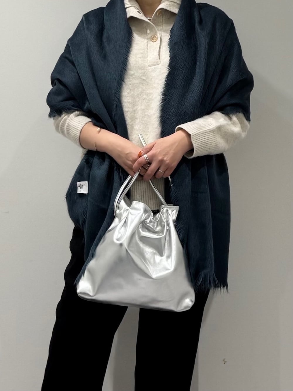 シルバー系のショルダーバッグ、ブラック系のその他パンツ、ブラック系のローファーを着用したレディースの冬コーディネートの7枚目の写真